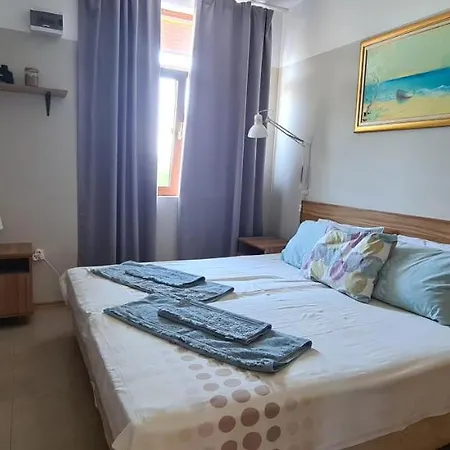 Garden Apartment *